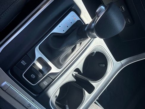 Used 2022 Kia Carnival LX FWD image 19