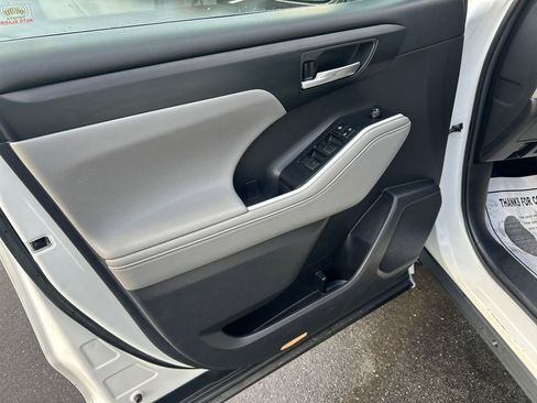 Used 2020 Toyota Highlander XLE image 17