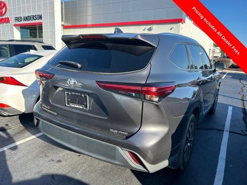 Used 2021 Toyota Highlander XLE AWD/4WD image 7