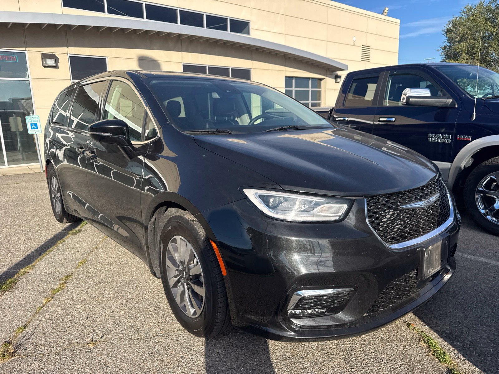 Used 2024 Chrysler Pacifica Limited FWD image 3