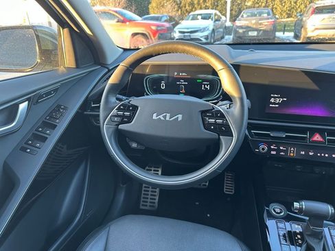 Used 2023 Kia Niro SX Touring image 18