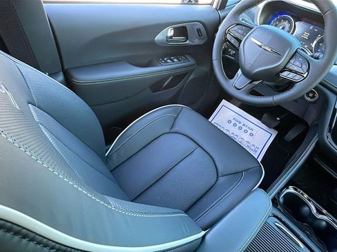 New 2025 Chrysler Pacifica Limited image 15