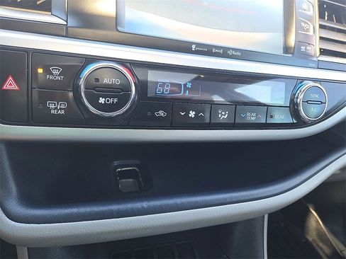 Used 2016 Toyota Highlander XLE image 15