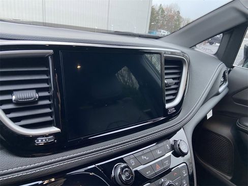 New 2026 Chrysler Pacifica Select image 17