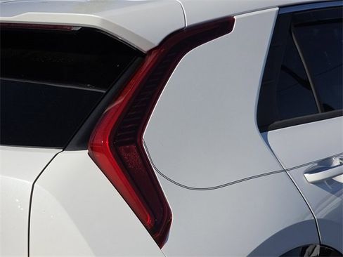 Certified 2024 Kia Niro SX image 10