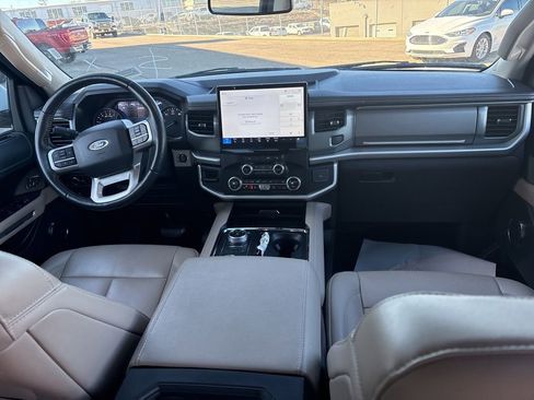 Used 2024 Ford Expedition Max XLT image 10