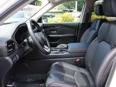 Used 2025 Honda Pilot Touring image 10
