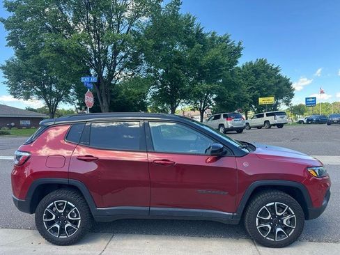 Used 2025 Jeep Compass Trailhawk AWD/4WD image 4