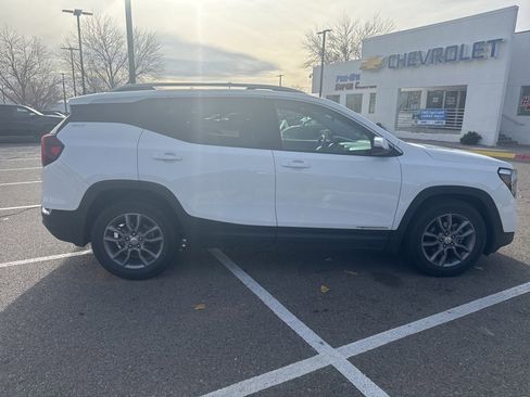 Used 2023 GMC Terrain SLT image 2