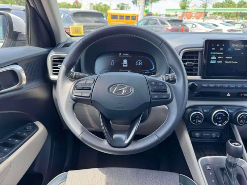 Used 2023 Hyundai Venue Limited FWD image 18
