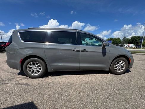 Used 2022 Chrysler Pacifica Touring-L w/ Uconnect Theater Family Group FWD image 8