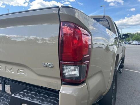 Used 2018 Toyota Tacoma TRD Sport AWD/4WD image 15