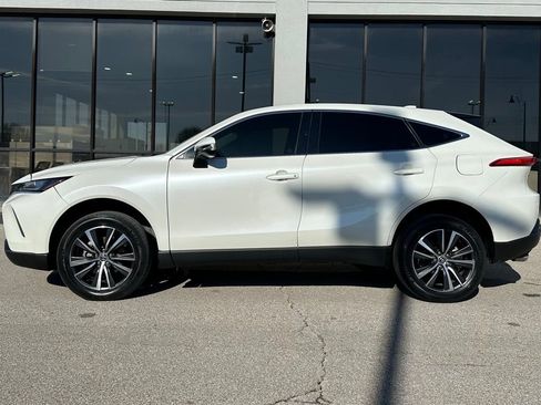 Used 2022 Toyota Venza XLE image 6