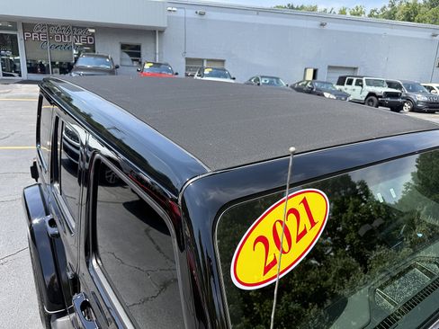 Used 2021 Jeep Wrangler Unlimited Sahara AWD/4WD image 9