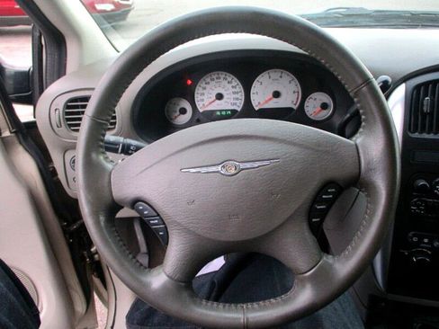 Used 2007 Chrysler Town & Country Touring image 15