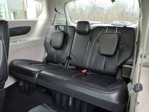 Used 2023 Chrysler Pacifica Touring-L image 14