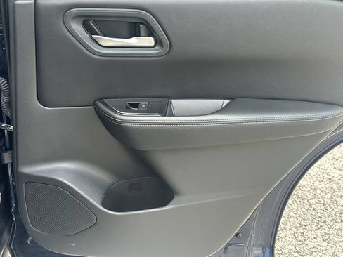 Used 2025 Nissan Rogue SV AWD/4WD image 16