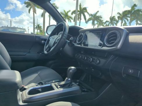 Used 2017 Toyota Tacoma TRD Sport w/ Tow Package (A/T) image 19