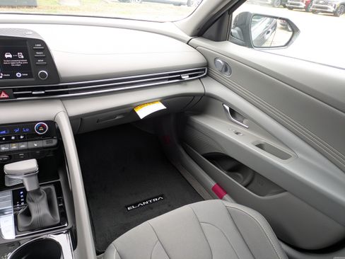 New 2026 Hyundai Elantra SEL Sport FWD image 17