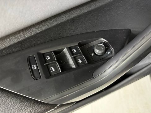 Used 2025 Volkswagen Jetta SE FWD image 17