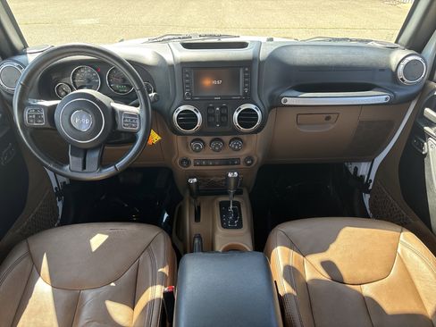 Used 2017 Jeep Wrangler Unlimited Sahara w/ Connectivity Group AWD/4WD image 18