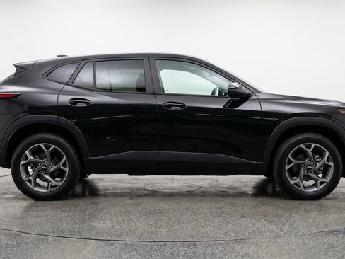 Used 2025 Chevrolet Trax LT FWD image 11