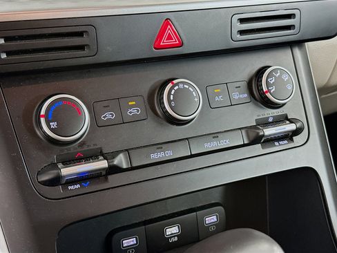 Used 2024 Kia Carnival LX image 23