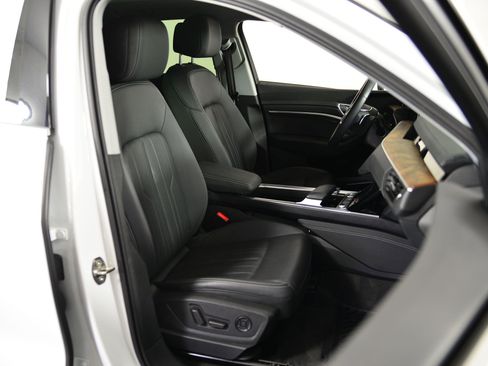 Used 2020 Audi e-tron Premium Plus image 18