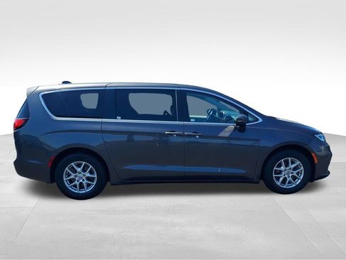 Used 2023 Chrysler Pacifica Touring-L FWD image 6
