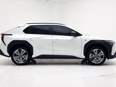 Used 2023 Subaru Solterra Limited image 3