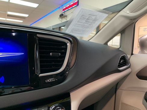 Used 2017 Chrysler Pacifica Touring-L Plus w/ Advanced Safetytec Group image 31