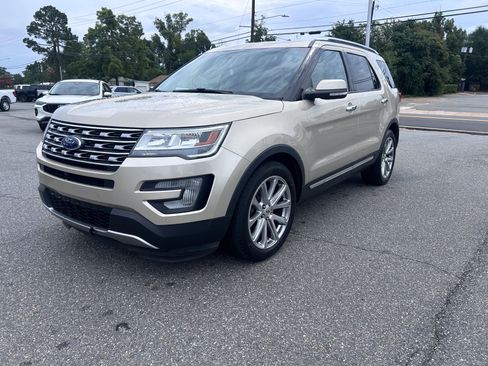 Used 2017 Ford Explorer Limited FWD image 3