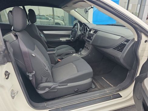 Used 2010 Chrysler Sebring Touring FWD image 10