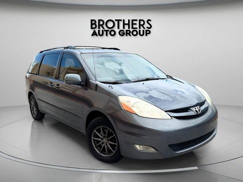 Used 2008 Toyota Sienna XLE Limited FWD image 2