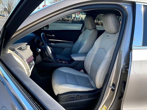 Used 2023 Cadillac XT4 Luxury w/ Cold Weather Package image 8