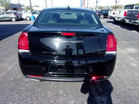 Used 2021 Chrysler 300 Touring L image 6