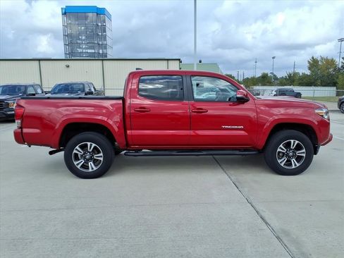 Used 2016 Toyota Tacoma TRD Sport image 9