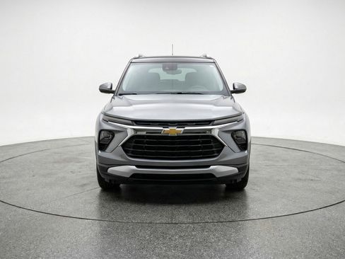 Used 2025 Chevrolet TrailBlazer LT FWD image 2