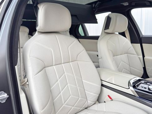 Used 2023 BMW i7 xDrive60 image 42