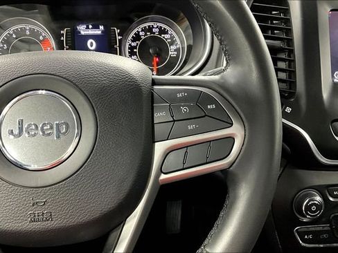 Used 2020 Jeep Cherokee Latitude Plus image 12