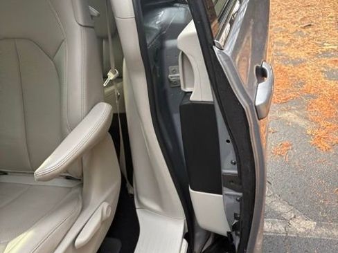 Used 2021 Chrysler Pacifica Touring-L image 16