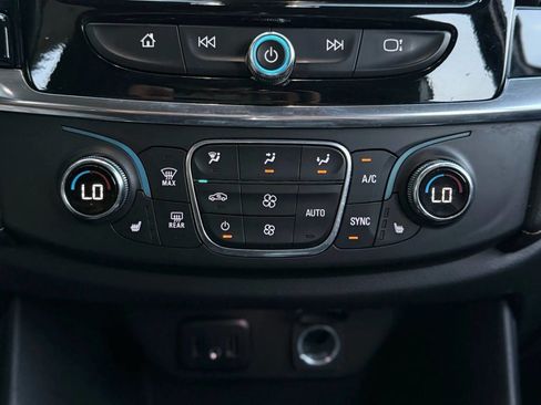 Used 2020 Chevrolet Traverse LT image 32