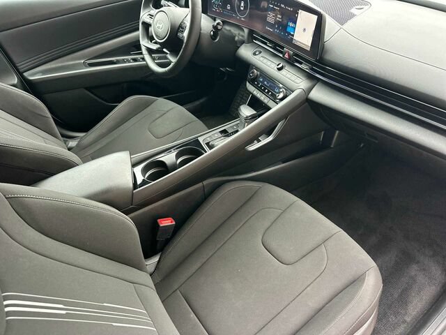 Used 2025 Hyundai Elantra SEL FWD image 18