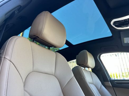 Certified 2025 Porsche Macan AWD/4WD image 18