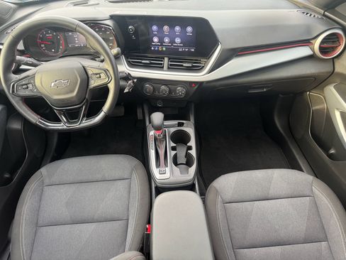 Used 2024 Chevrolet Trax RS w/ Sunroof Package FWD image 2