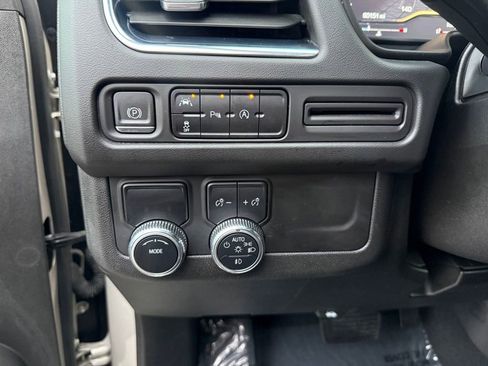 Used 2023 GMC Yukon XL SLT image 7