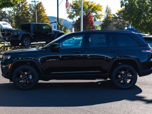 New 2025 Jeep Grand Cherokee Limited w/ Black Appearance Package image 11