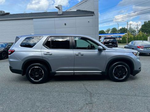 Used 2025 Honda Pilot EX-L image 3