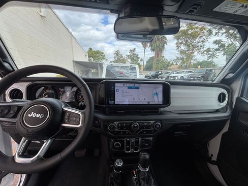 Used 2025 Jeep Wrangler Sahara image 33