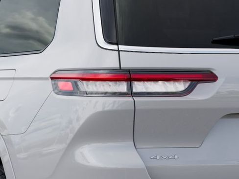 New 2025 Jeep Grand Cherokee L Summit w/ Luxury Tech Group V image 9